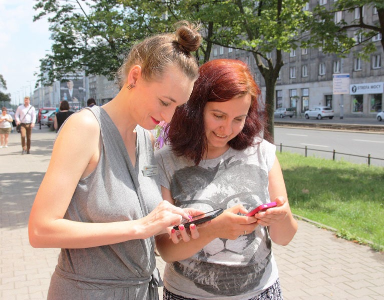 Uczestnicy mobilnej gry miejskiej w Warszawie