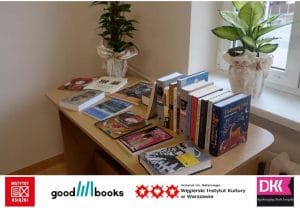 Węgierskie książki ułożone w rzędzie na biurku
