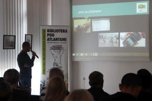 Arkadiusz Łapka prezentuje gry na konferencji Bibliokreacje