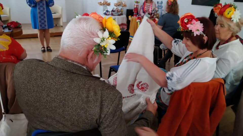 Kwiaty i tradycyjne materiały podczas spotkania Dzień Ukraiński w Wałbrzychu