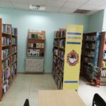 Kolorowe półki w bibliotece w Dnieprze